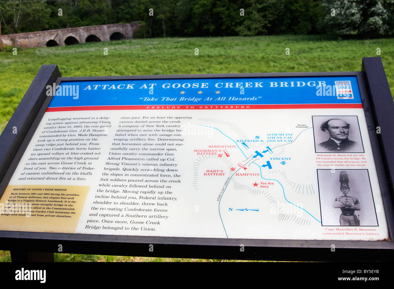 Un segno di presentare le informazioni sulla Guerra Civile Americana storia del Goose Creek Bridge, 1801-1803, vicino Upperville; Virginia. Foto Stock