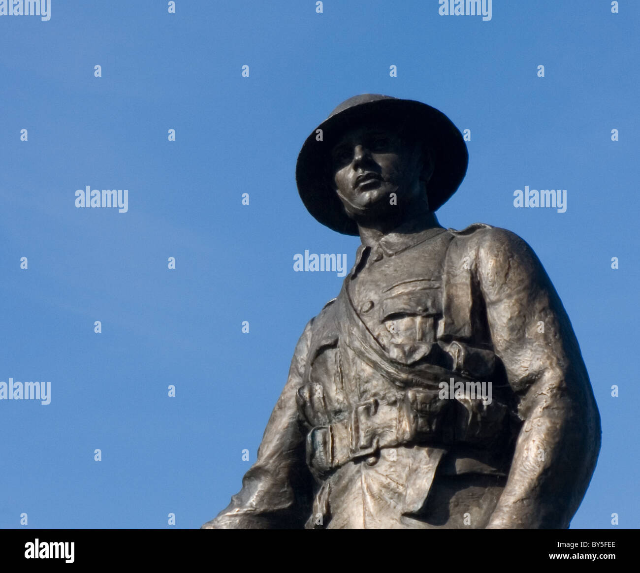 Prima Guerra Mondiale memorial statua del soldato fuori la Cattedrale di Winchester Foto Stock