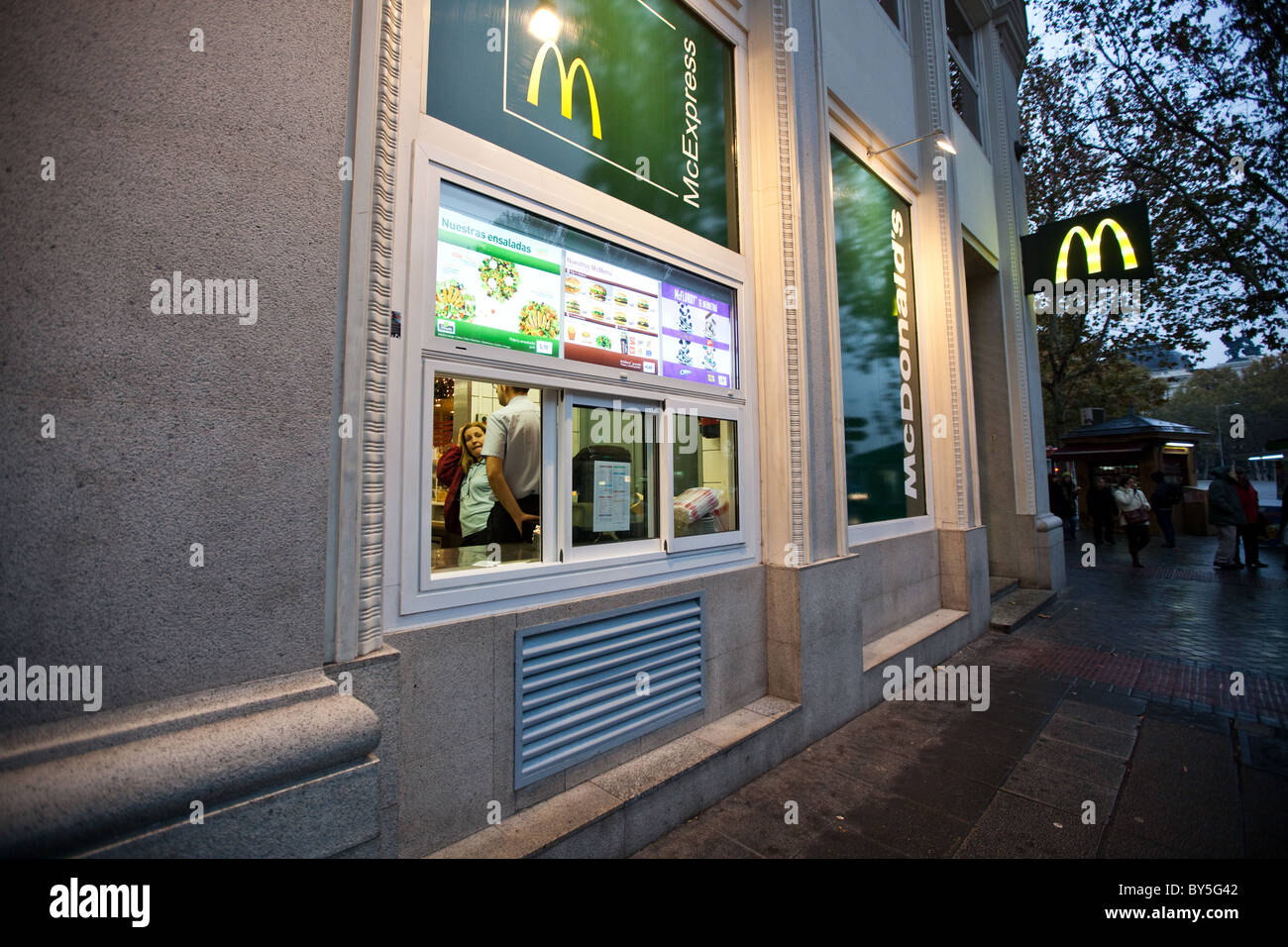 McDonalds camminare fino a finestra in Madrid Spagna Foto Stock