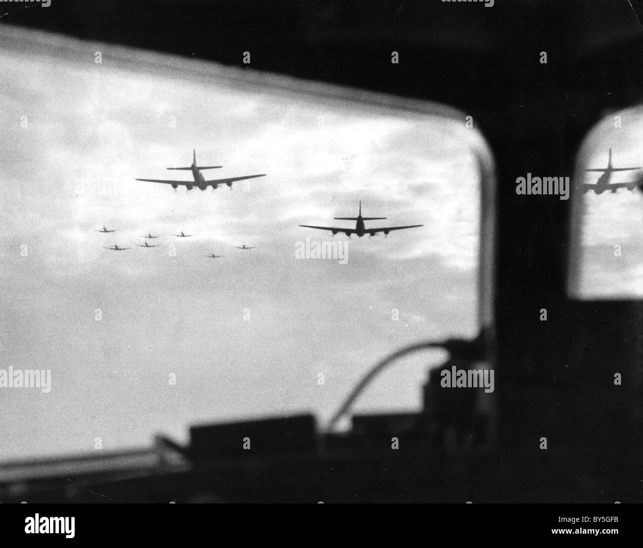 B-17s del USAAF battenti dalla Tunisia per attaccare bersagli in Sicilia come parte di Operazione Husky nel 1944 Foto Stock