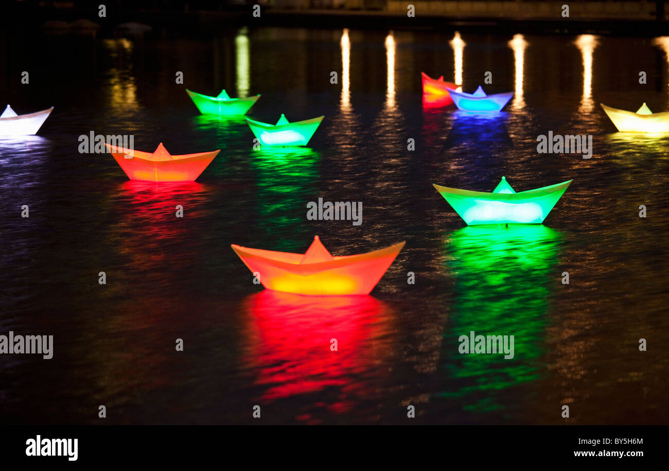 Illuminato lanterne in barca su un laghetto Foto Stock