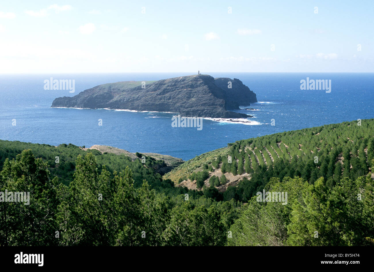 Ilhéu do Ferro vista dal Miradouro dos Morenos, un preferito lookout point sull'isola di Porto Santo Foto Stock