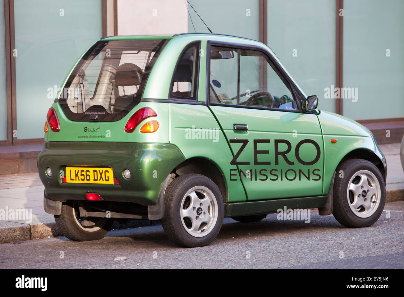Un G-Wiz auto elettriche per le strade di Londra, Regno Unito. Tali veicoli a emissioni zero aiutano a combattere il cambiamento climatico. Foto Stock