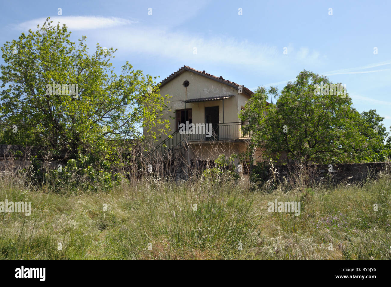 Abbandonato casa rurale ed incolto giardino. Foto Stock