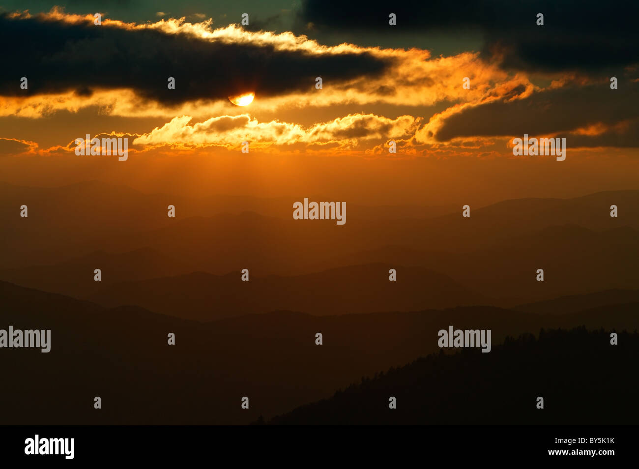 Raggi di sole e cielo arancione al tramonto visto da Clingman la cupola nel Parco Nazionale di Great Smoky Mountains. Foto Stock