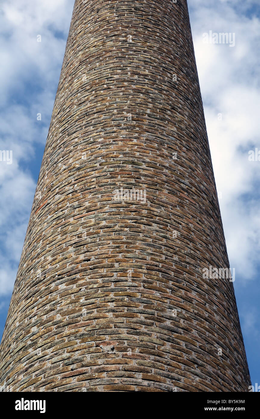 Weathered mattone del camino di una vecchia fabbrica. Architettura Industriale. Foto Stock