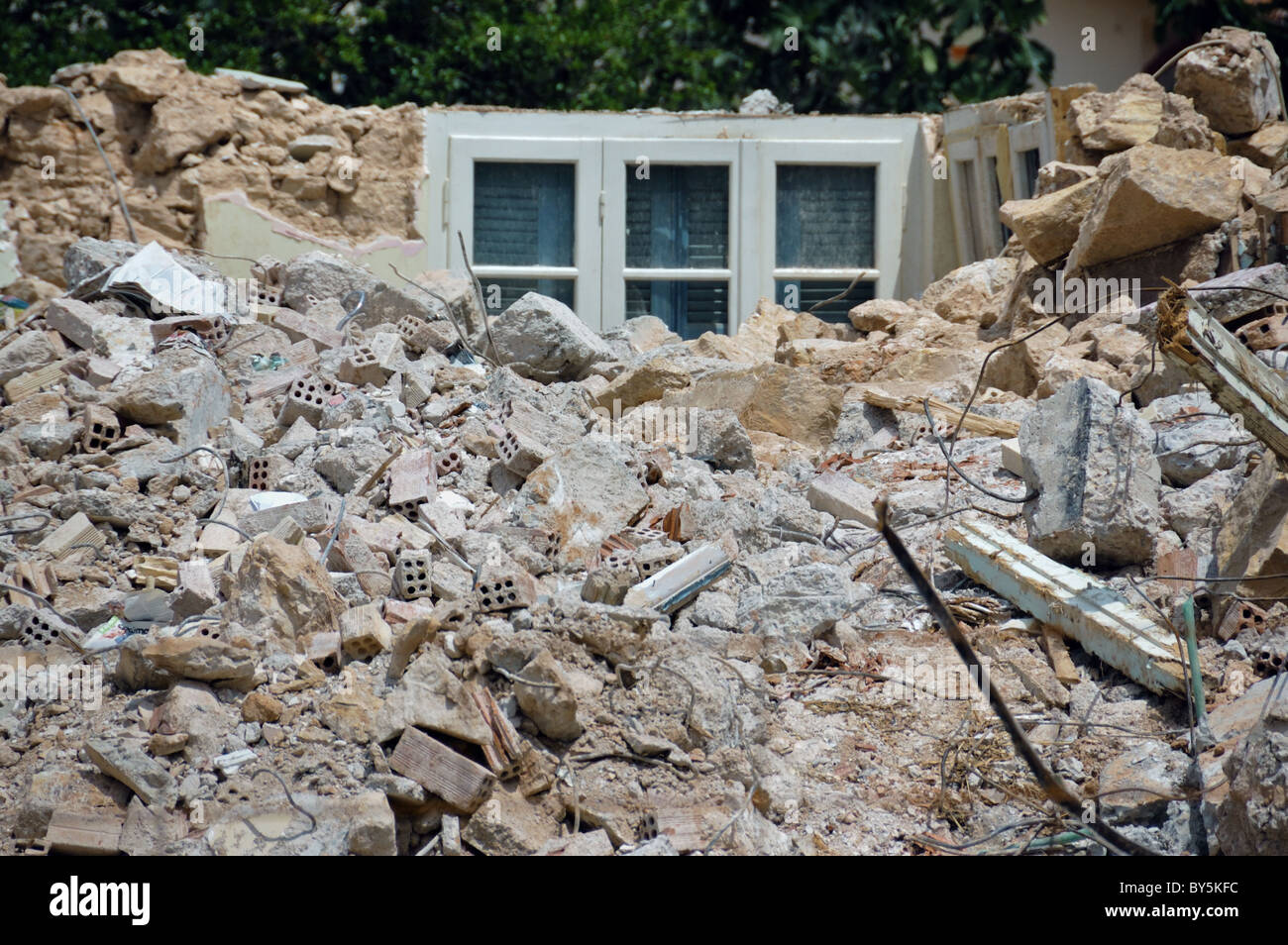 Cumulo di macerie da una casa demolita. Foto Stock