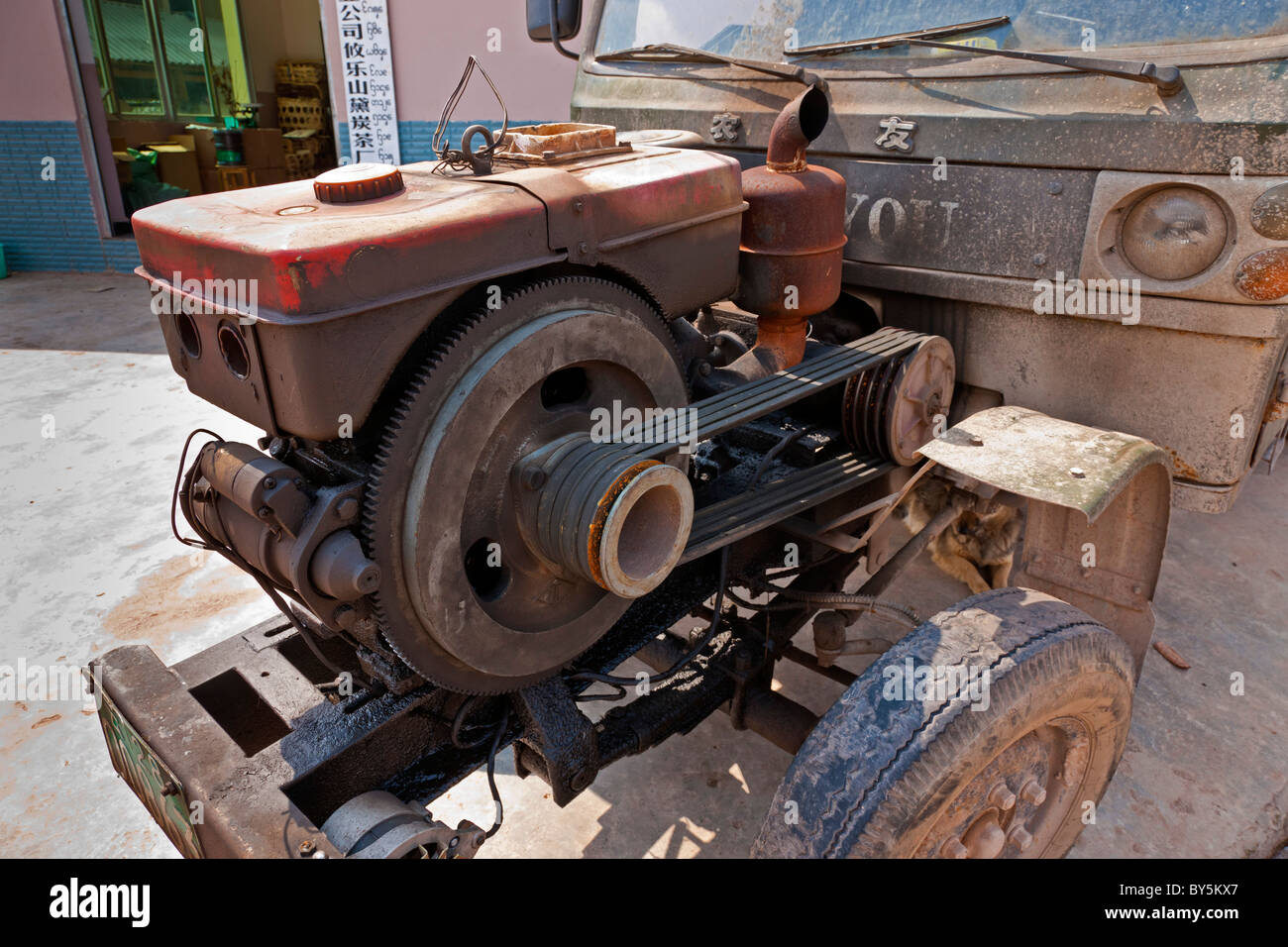 Veicolo agricolo, Jinuo Luoke (Jinuo Shan), Jinghong, Xishuangbanna, nella provincia dello Yunnan, Repubblica Popolare Cinese. JMH4305 Foto Stock