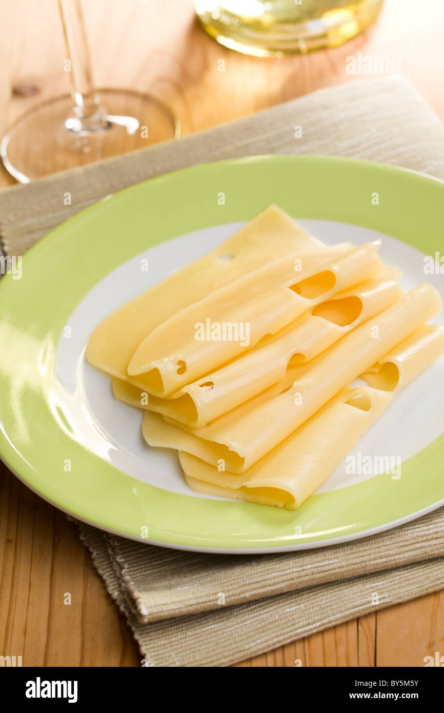 Fette di formaggio sulla piastra Foto Stock