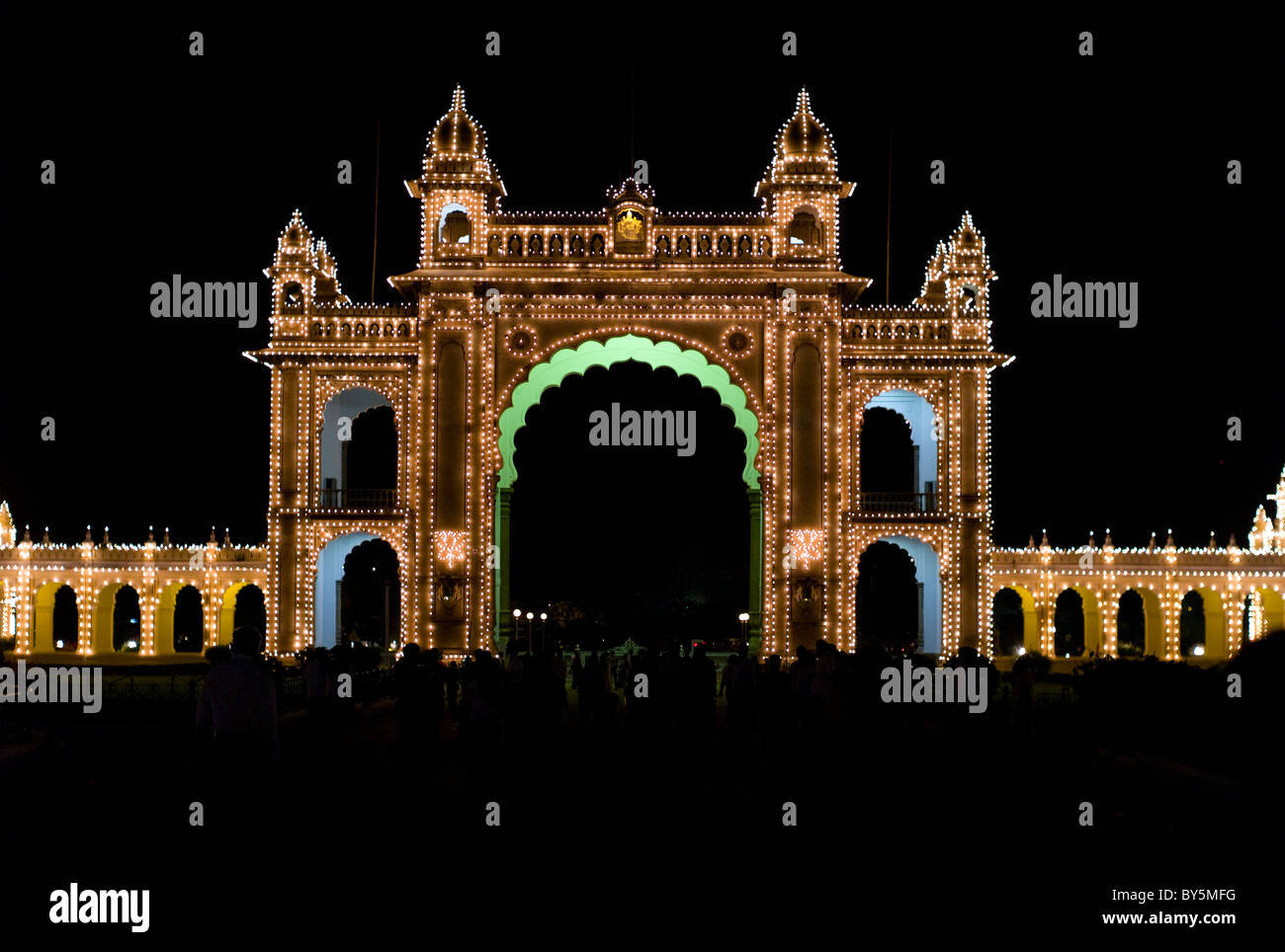 Il Maharaja's Palace, Mysore, Karnataka, India, illuminata di notte da migliaia di lampadine Foto Stock