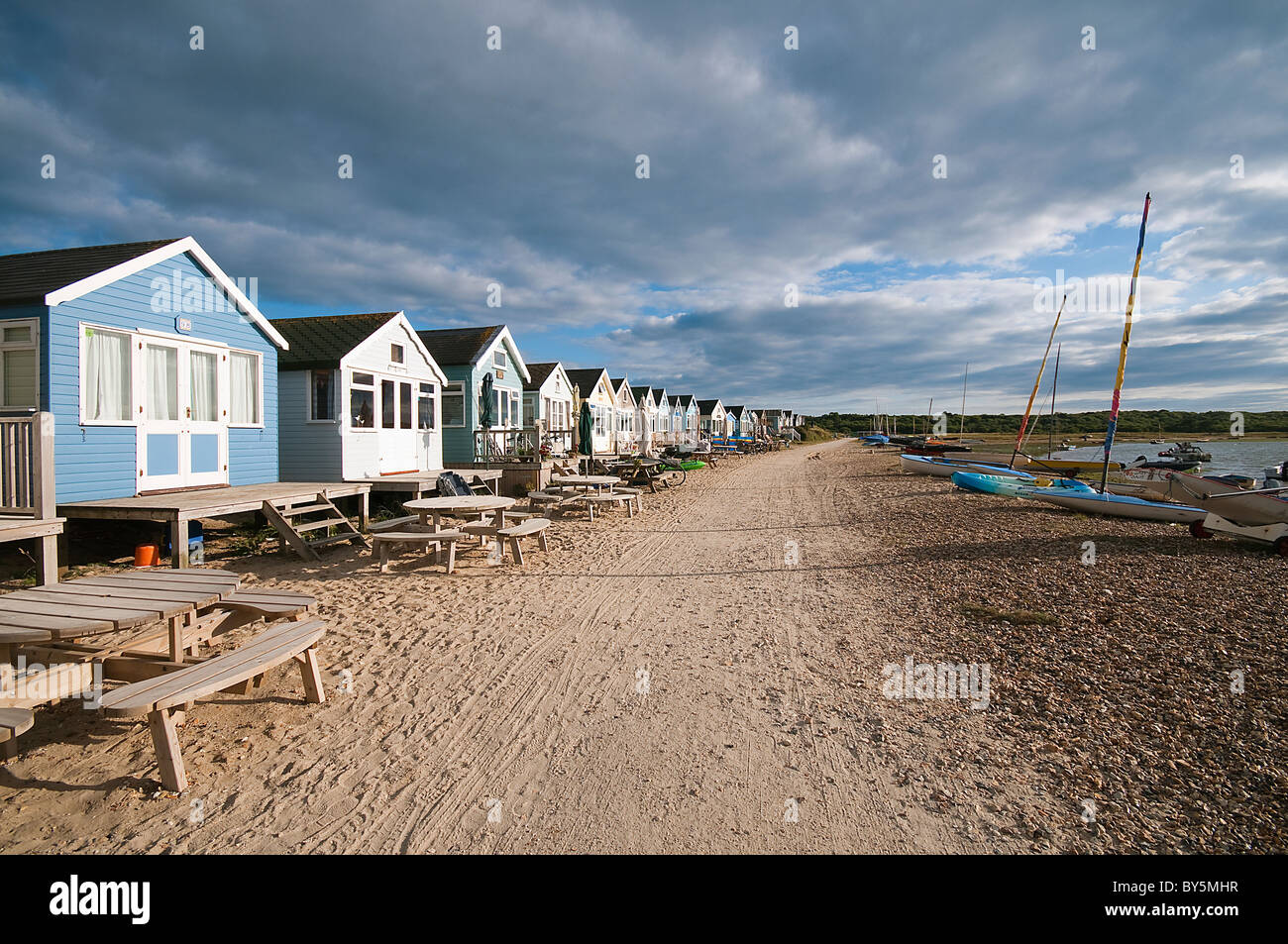 Spiaggia di capanne lungo la testa Hengistbury spiedo e Christchurch Harbour, Dorset, England, Regno Unito Foto Stock