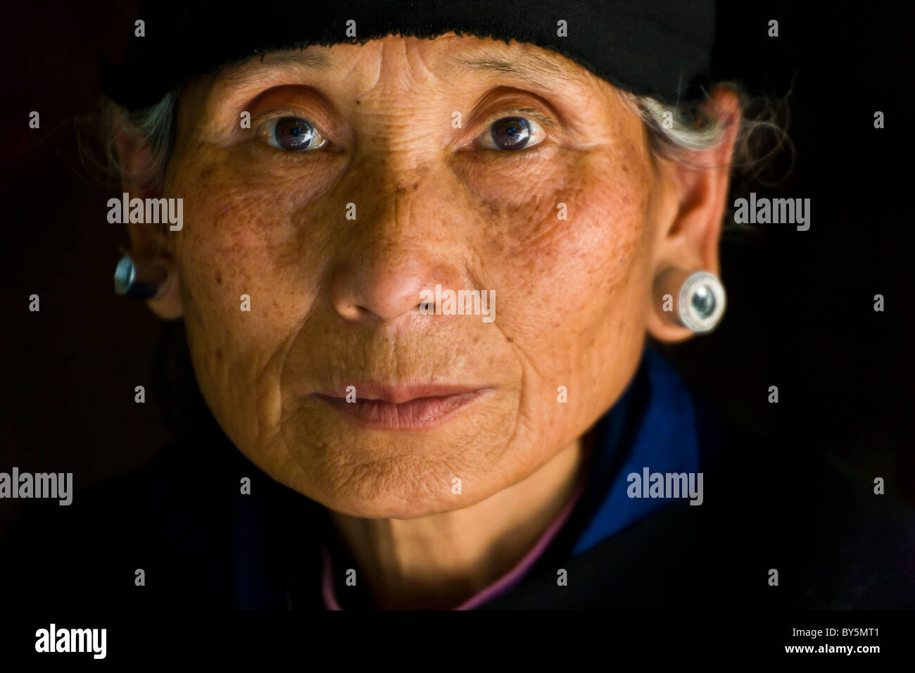 Vecchia donna Jinuo, Jinuo Luoke (Jinuo Shan), Jinghong, Xishuangbanna, nella provincia dello Yunnan, Repubblica Popolare Cinese. JMH4324 Foto Stock