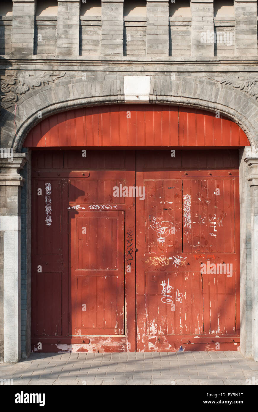 In legno porta rossa con più tag graffiti Foto Stock