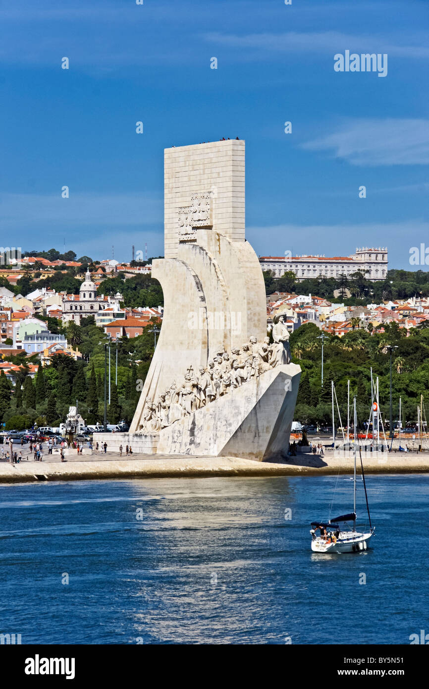 Il Monumento delle Scoperte sulla sponda nord del fiume Tago a Lisbona Portogallo Foto Stock