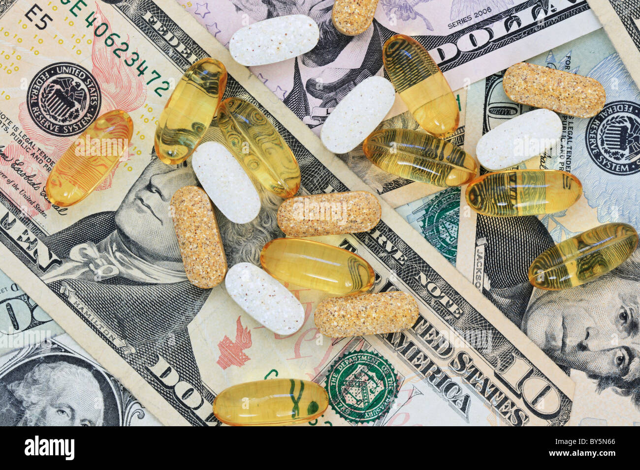 Macro di farmaco pillole su uno sfondo di noi carta moneta Foto Stock