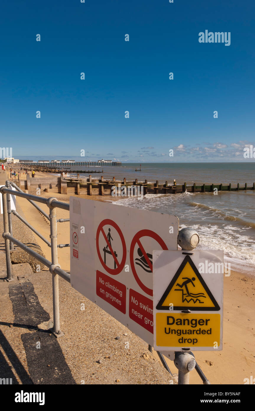 Cartelli di avvertimento sul lungomare di Southwold , Suffolk , Inghilterra , Inghilterra , Regno Unito Foto Stock