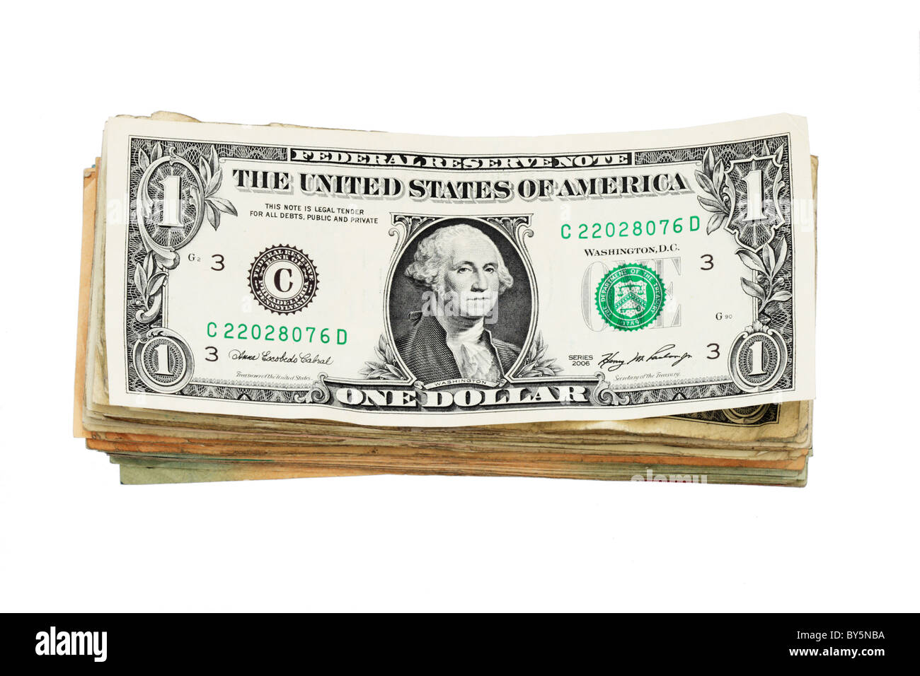 Una pila di United States Dollar Bills isolati su sfondo bianco Foto Stock