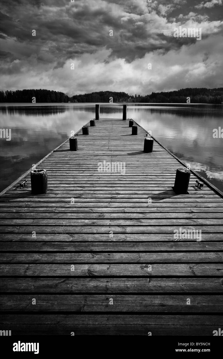 Ponte di legno. In bianco e nero del concetto. Foto Stock