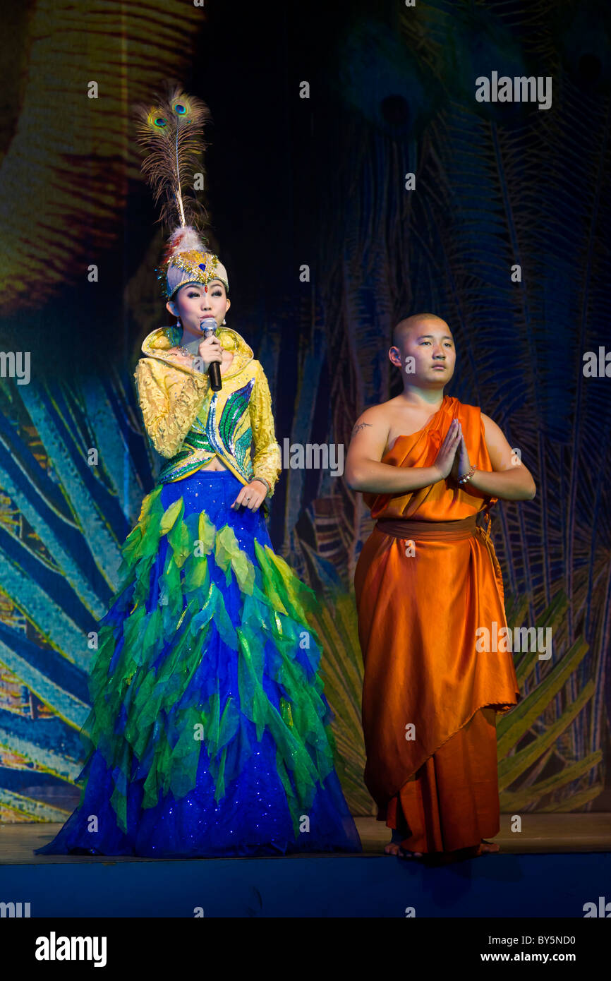 Gli artisti interpreti o esecutori sul palco Mengbala Naxi Arts Theater, Jinghong, nella provincia dello Yunnan, Repubblica Popolare Cinese. JMH4330 Foto Stock