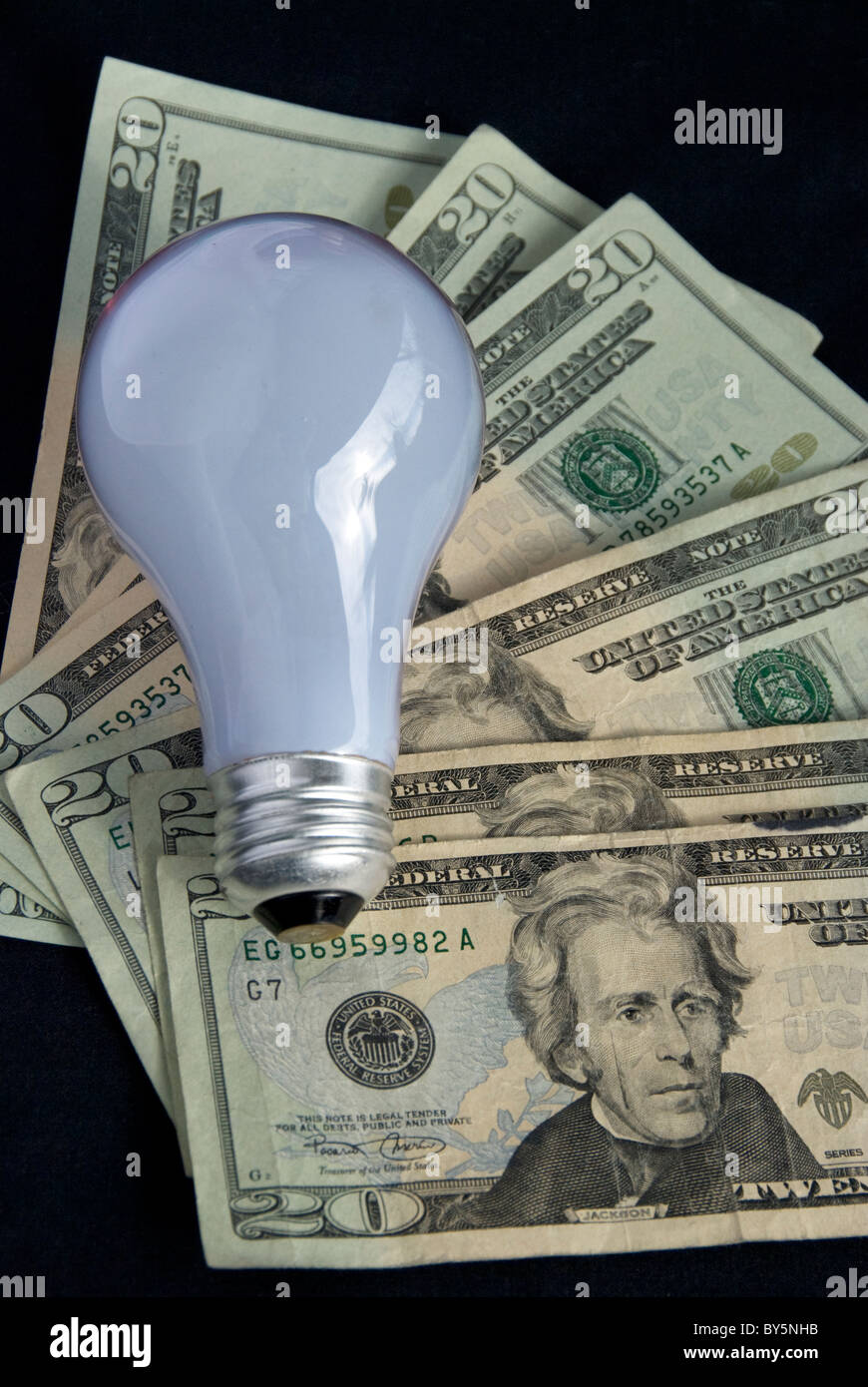 Costi di energia o di elettricità negli Stati Uniti o pagando in dollari per idee e invenzioni. Foto Stock