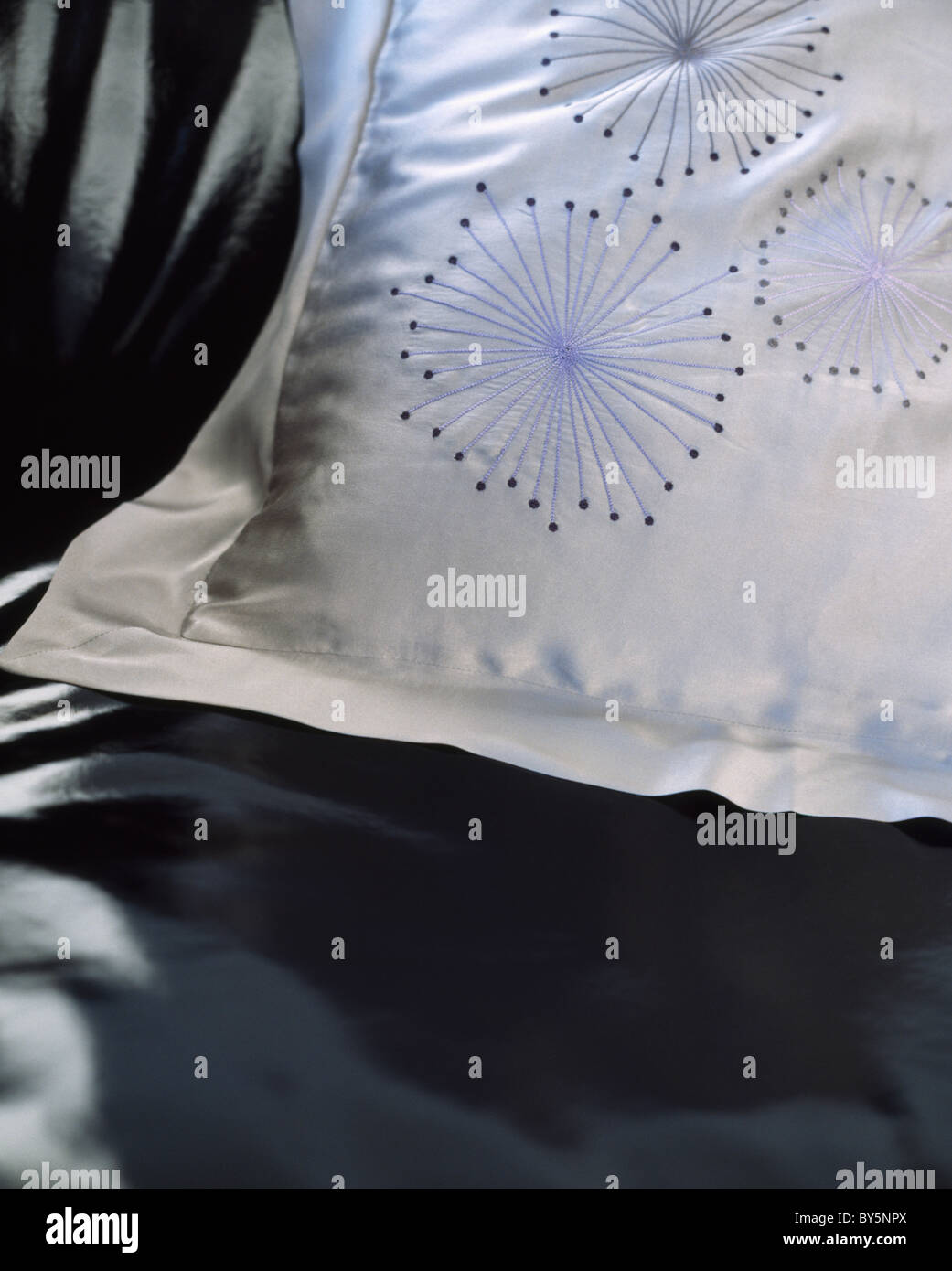 Close-up di bianco ricamato cuscino di seta Foto Stock