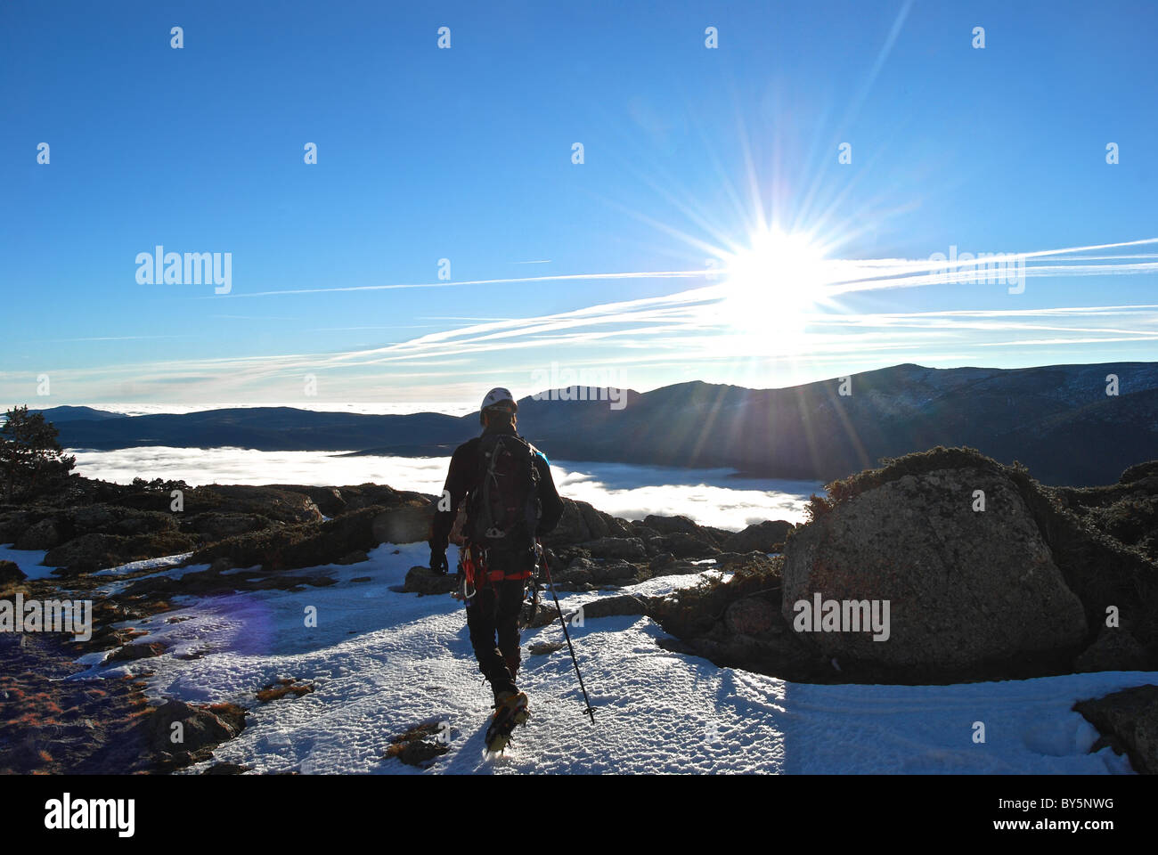 Una guida di montagna escursionismo sopra le nuvole. Foto Stock