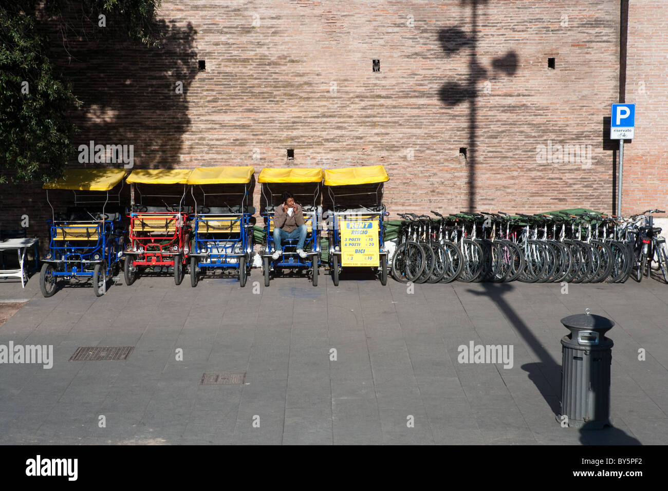 Roma Italia Europa noleggio biciclette riscio in strada di città vicino a  Colosseo Foto stock - Alamy