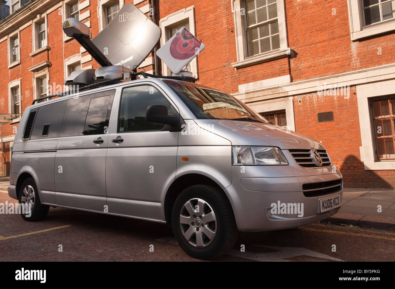 Un Upod SIS live mobile satellite uplink in veicolo , Norwich Norfolk , Inghilterra , Inghilterra , Regno Unito Foto Stock