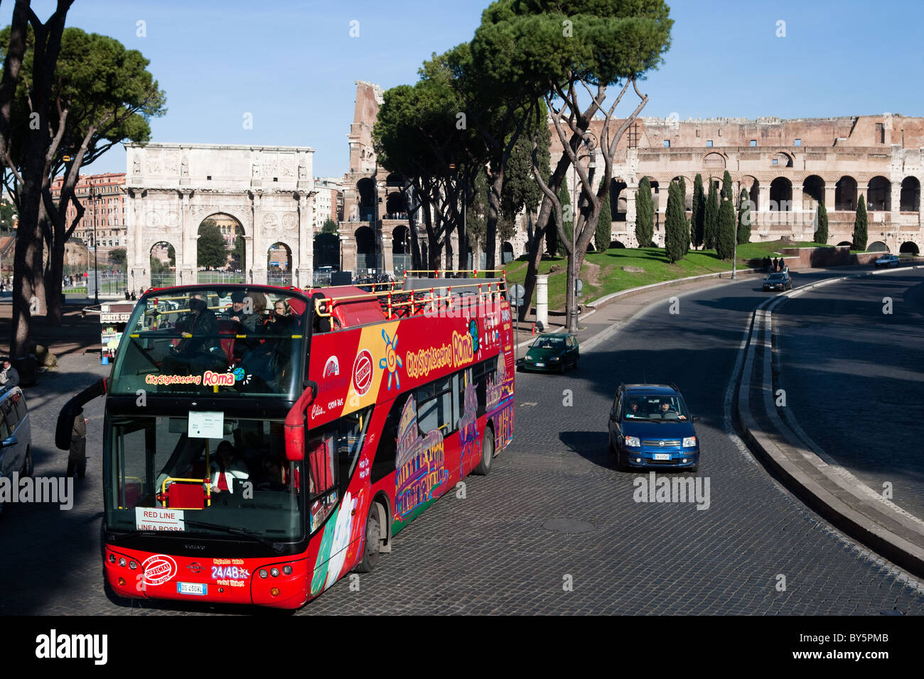 Roma Italia bus turistico tour nel centro della capitale le strade della città Foto Stock