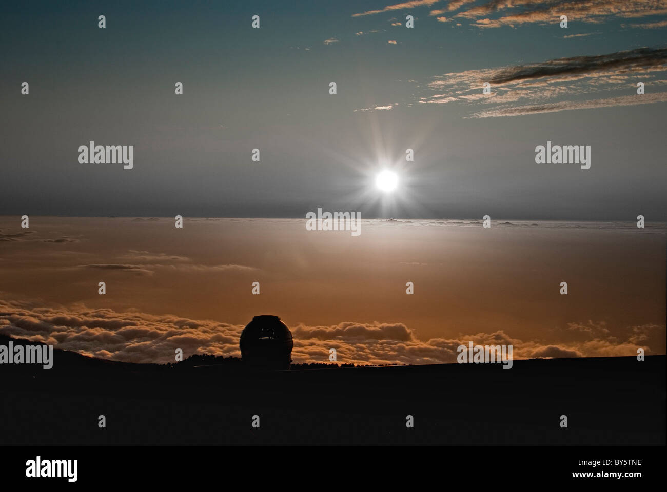 Tramonto con gran telescopio Canarias profilarsi davanti, e l'Oceano Atlantico in background Foto Stock