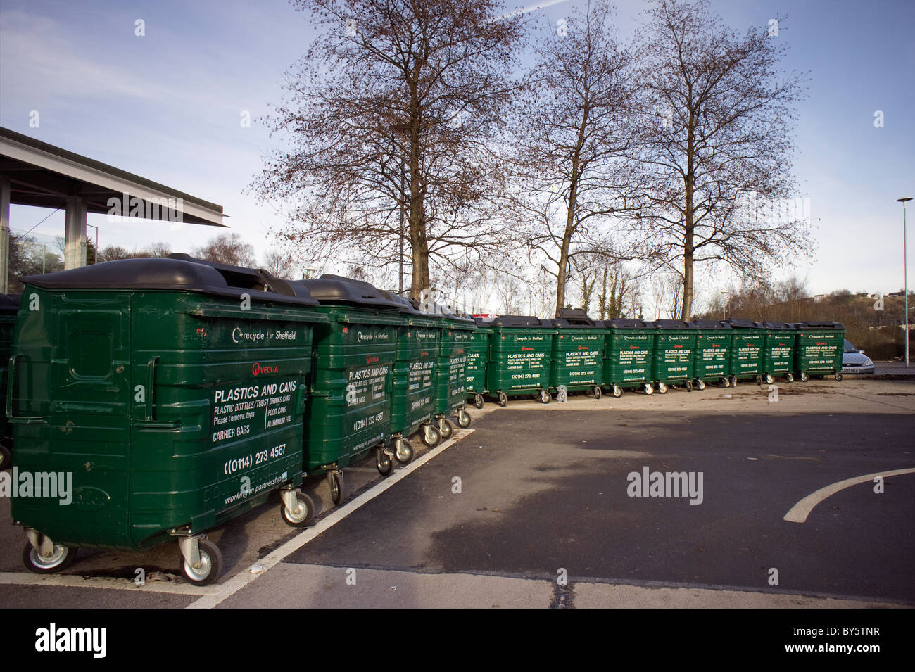 Fila di Veolia in plastica con ruote e lattine cassonetti per il riciclaggio Foto Stock