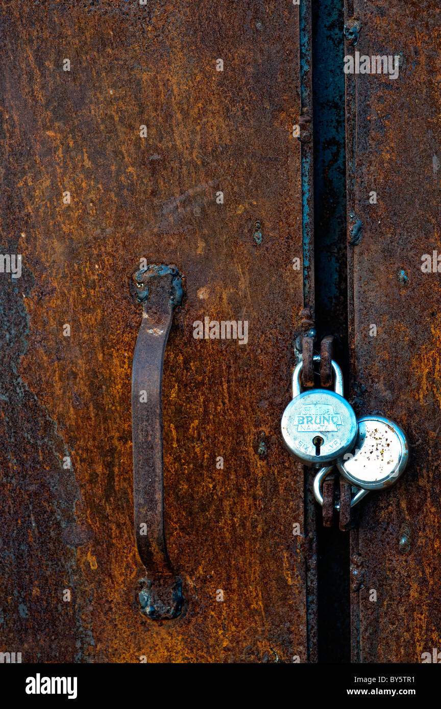 Rusty porte con lucchetti in India. Abstract Foto Stock