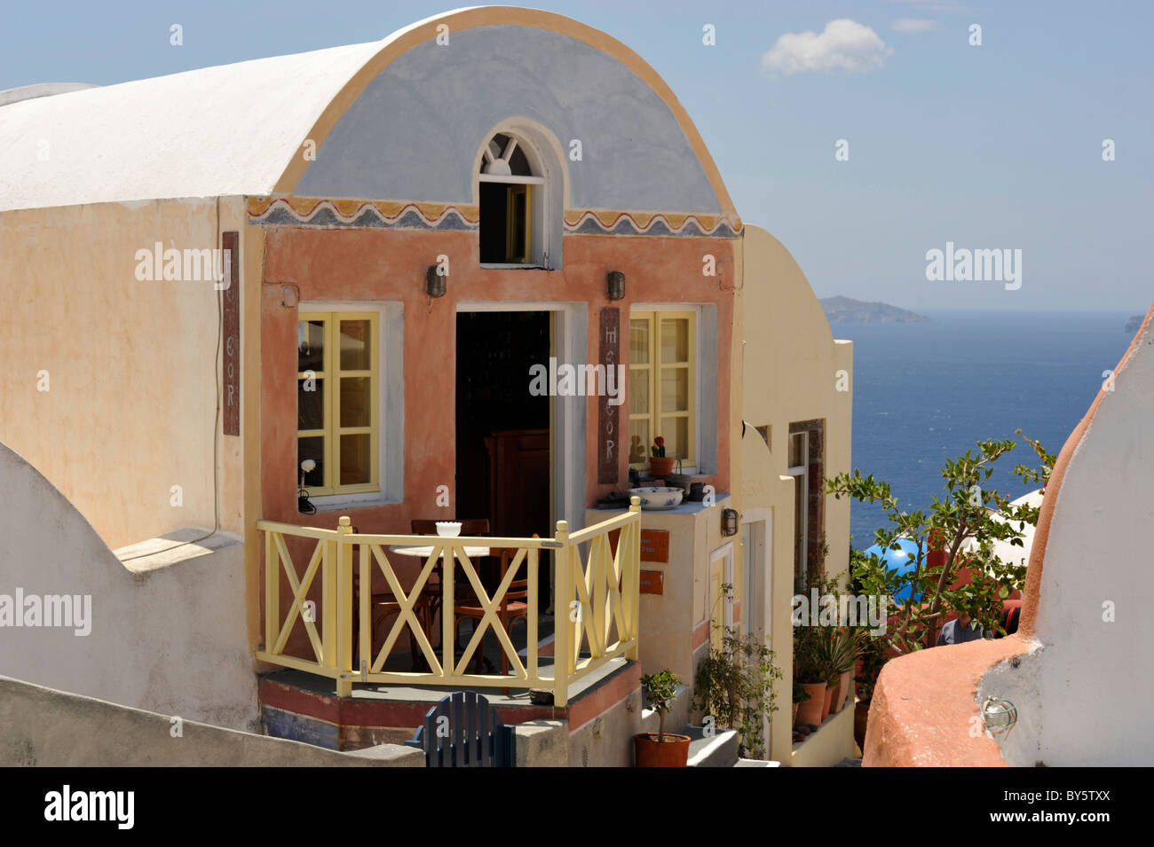 Vivacemente colorato cafe a Oia sull'isola greca di Santorini nel Mare Egeo Foto Stock