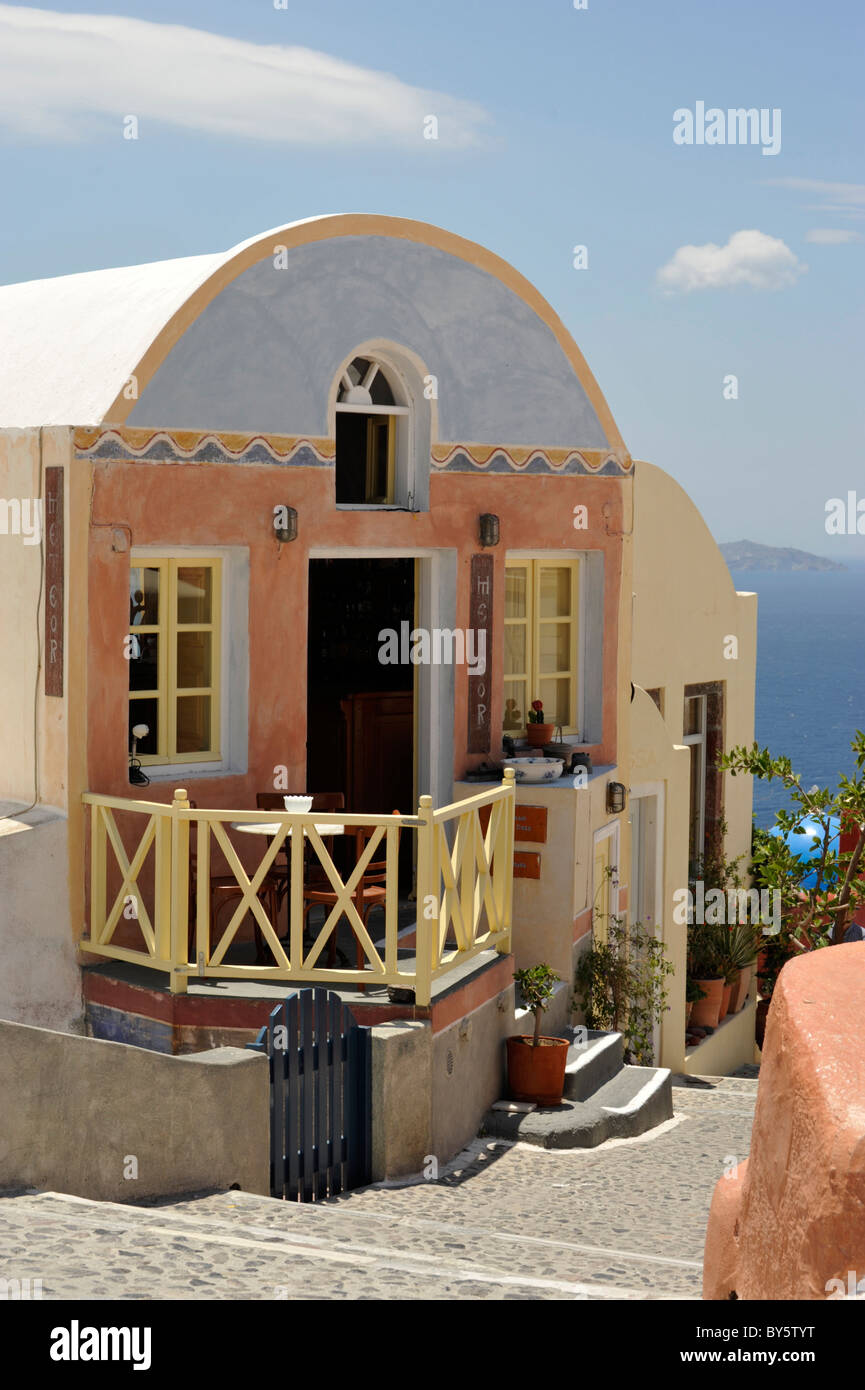 Vivacemente colorato cafe a Oia sull'isola greca di Santorini nel Mare Egeo Foto Stock