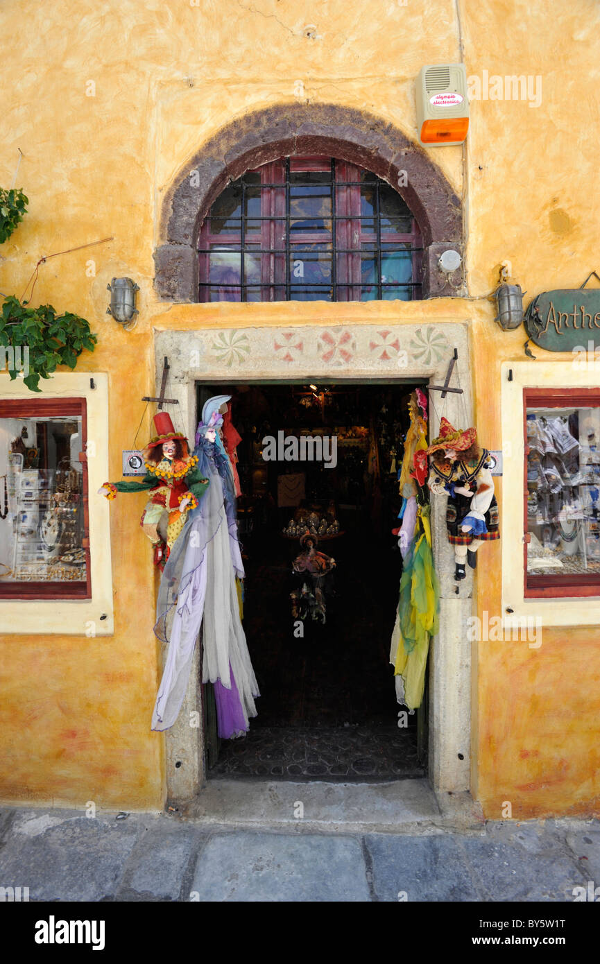 Parte anteriore di un turista souvenir shop a Oia sull'isola greca di Santorini nel Mare Egeo Foto Stock