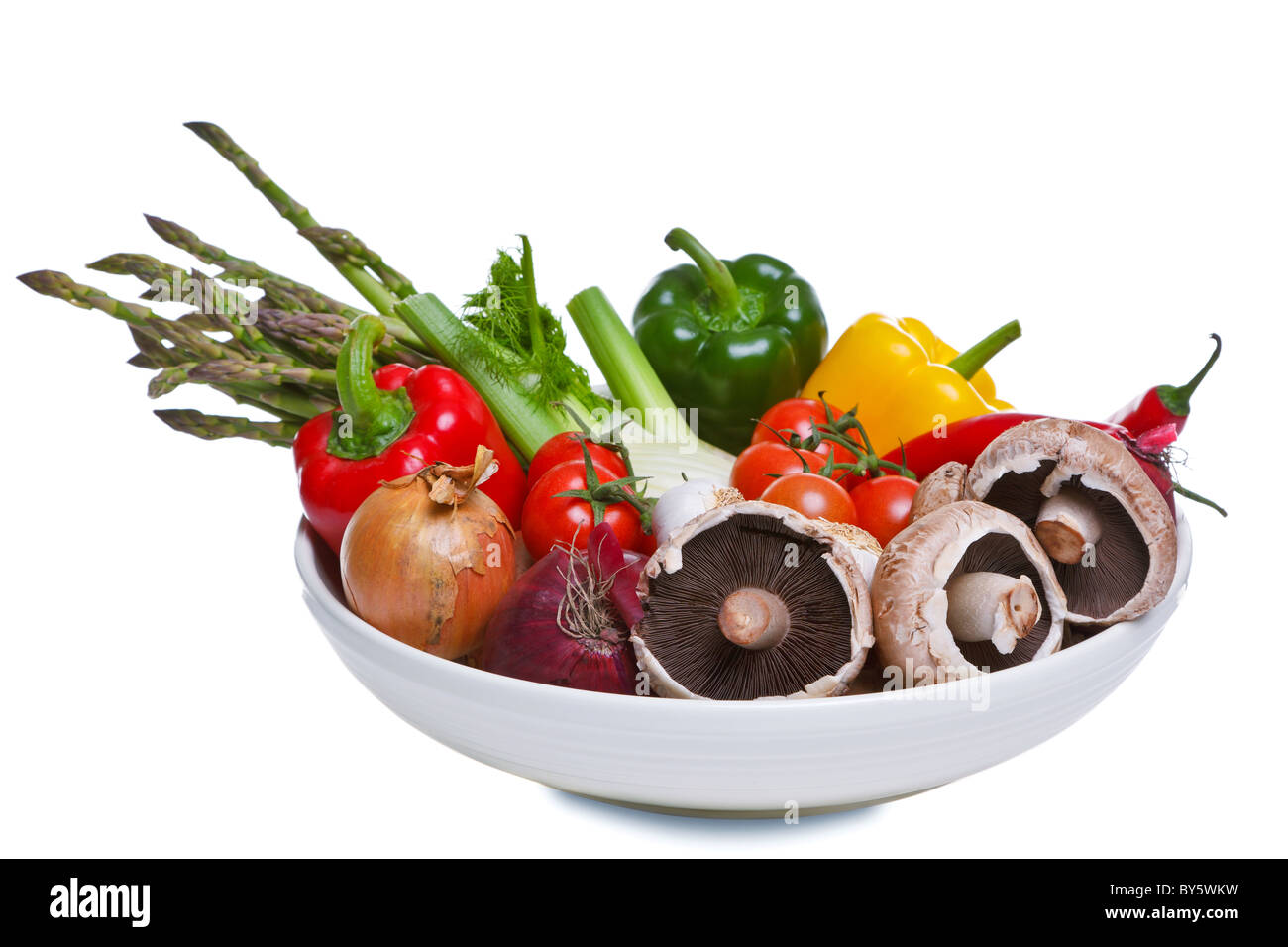 Foto di una ciotola di verdure isolato su uno sfondo bianco, parte degli ingredienti per un pasto mediterraneo. Foto Stock