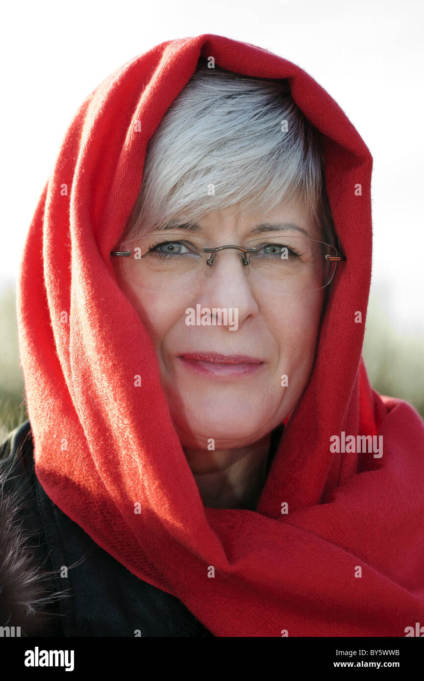 Bella donna anziana con capelli brizzolato Foto Stock