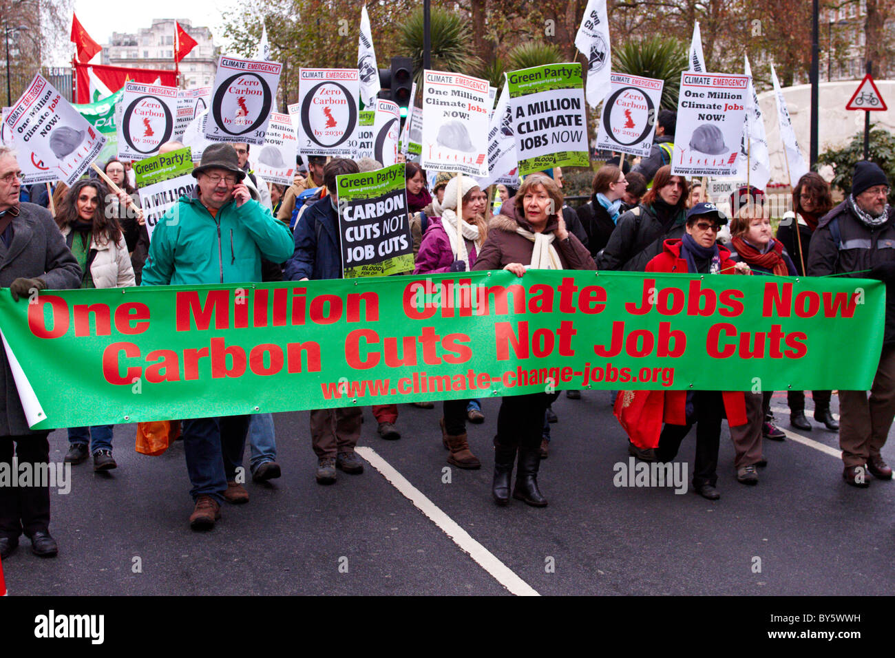 Gli attivisti marzo a Londra per evidenziare le questioni del cambiamento climatico. Foto Stock