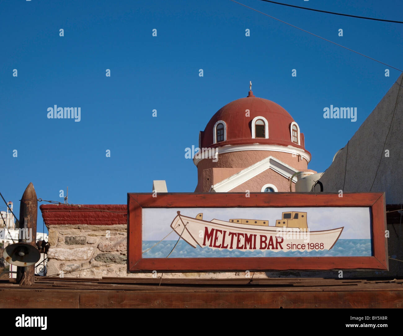 Il Meltemi Bar segno e chiesa di Agia Marina - Leros Island - Grecia Foto  stock - Alamy