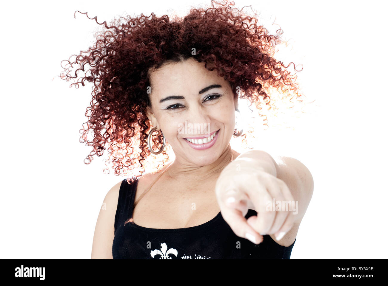 Fotografia verticale di una donna brasiliana con le punte delle dita rivolte in telecamera Foto Stock