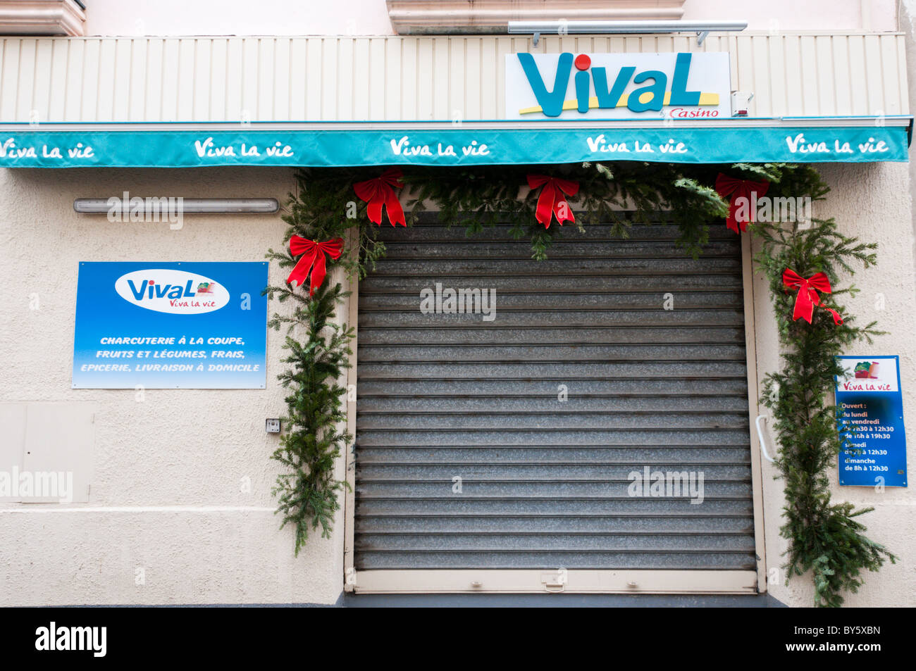 Un Vival Casino negozio locale nel villaggio francese di ST GENIES de Fontedit chiuso per il giorno di Capodanno 2011. Foto Stock