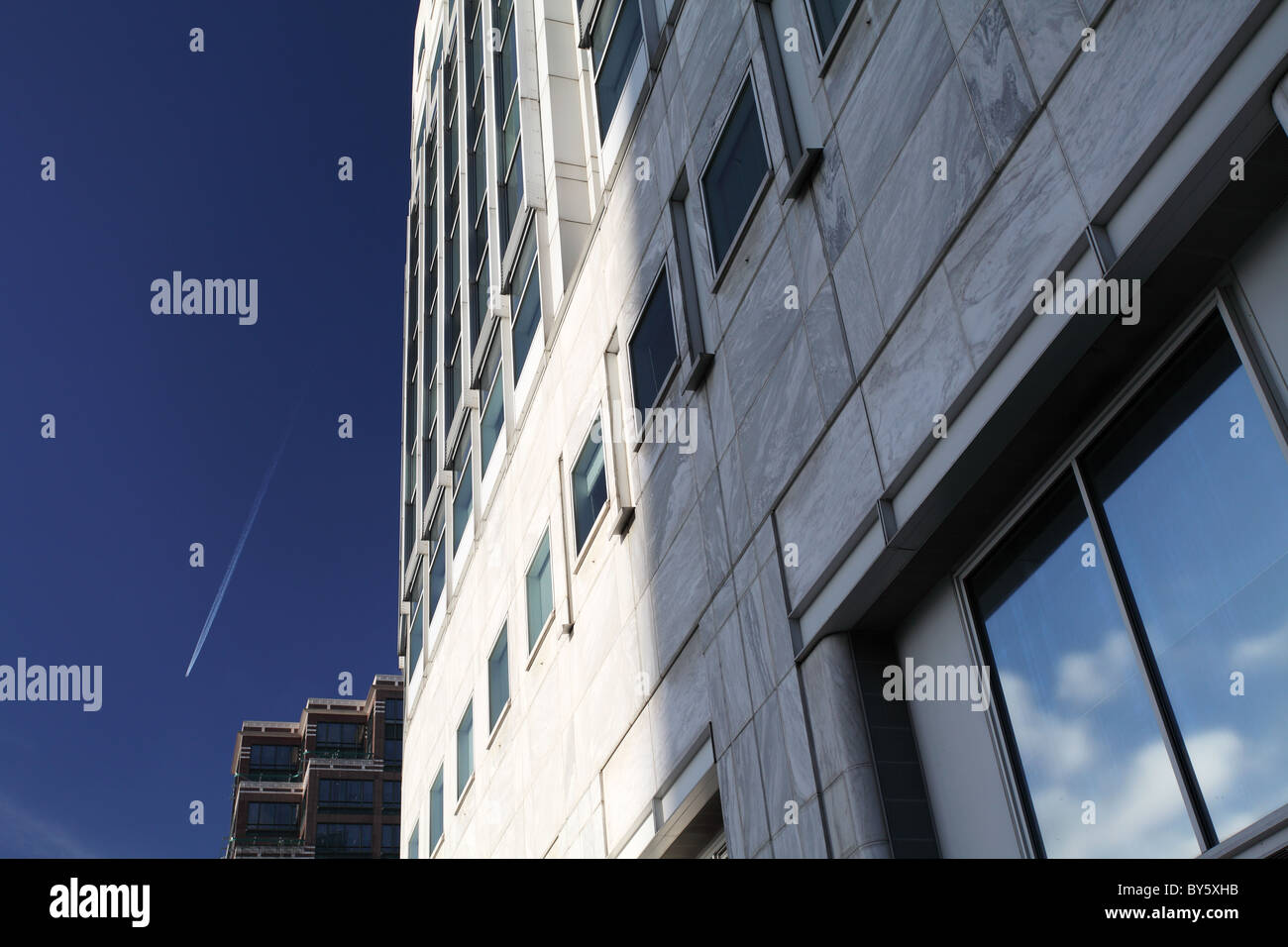 Edificio e una riflessione di vetro a Canary Wharf, Londra Foto Stock