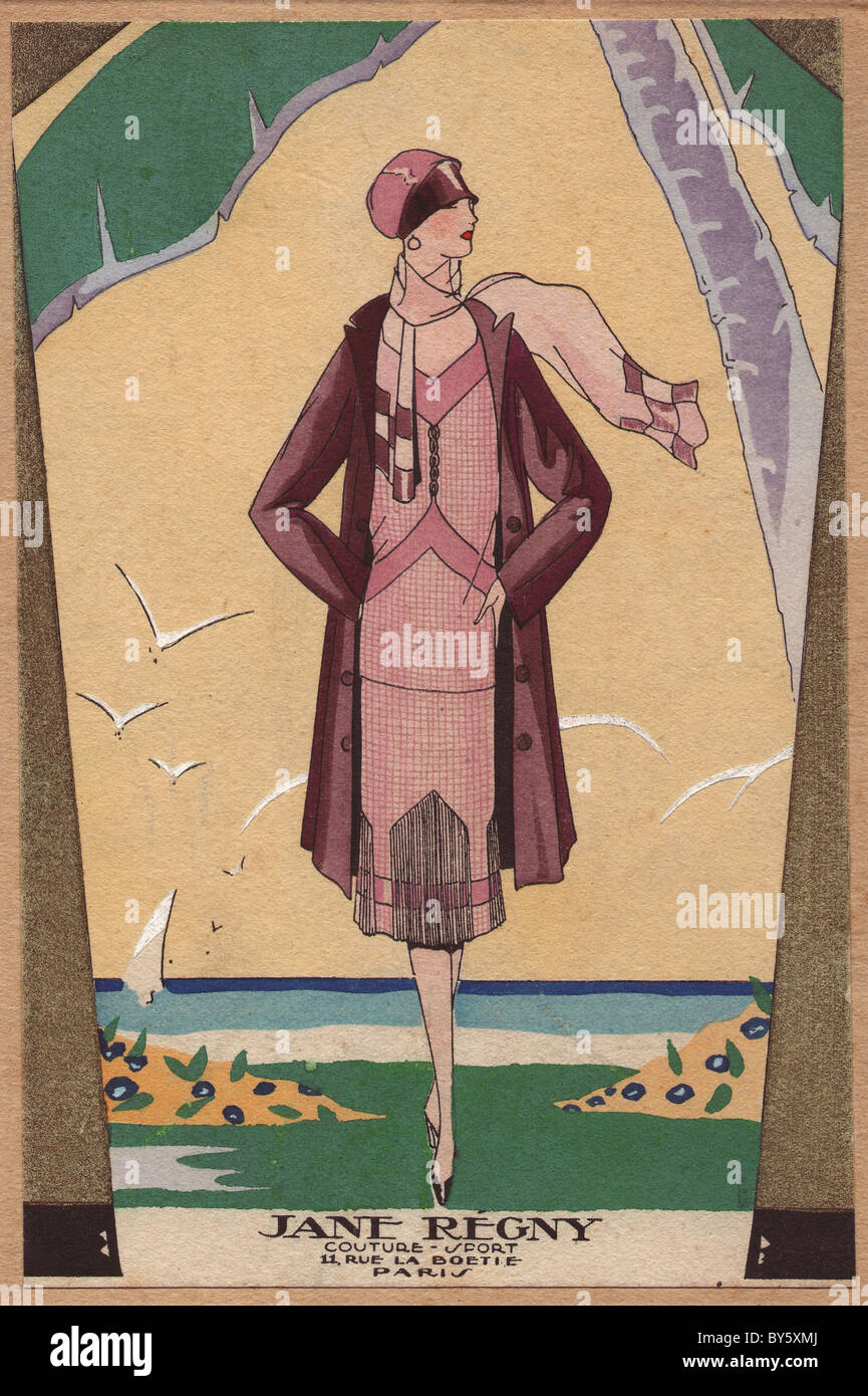 1920s le donne della moda da AGB: Donna in lilla pallido vestito sotto un rivestimento di colore viola, con il cappello e sciarpa negli stessi colori. Foto Stock