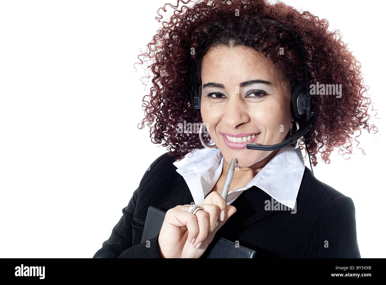 Fotografia orizzontale di donna brasiliana pensieroso con le cuffie e la moquette Foto Stock