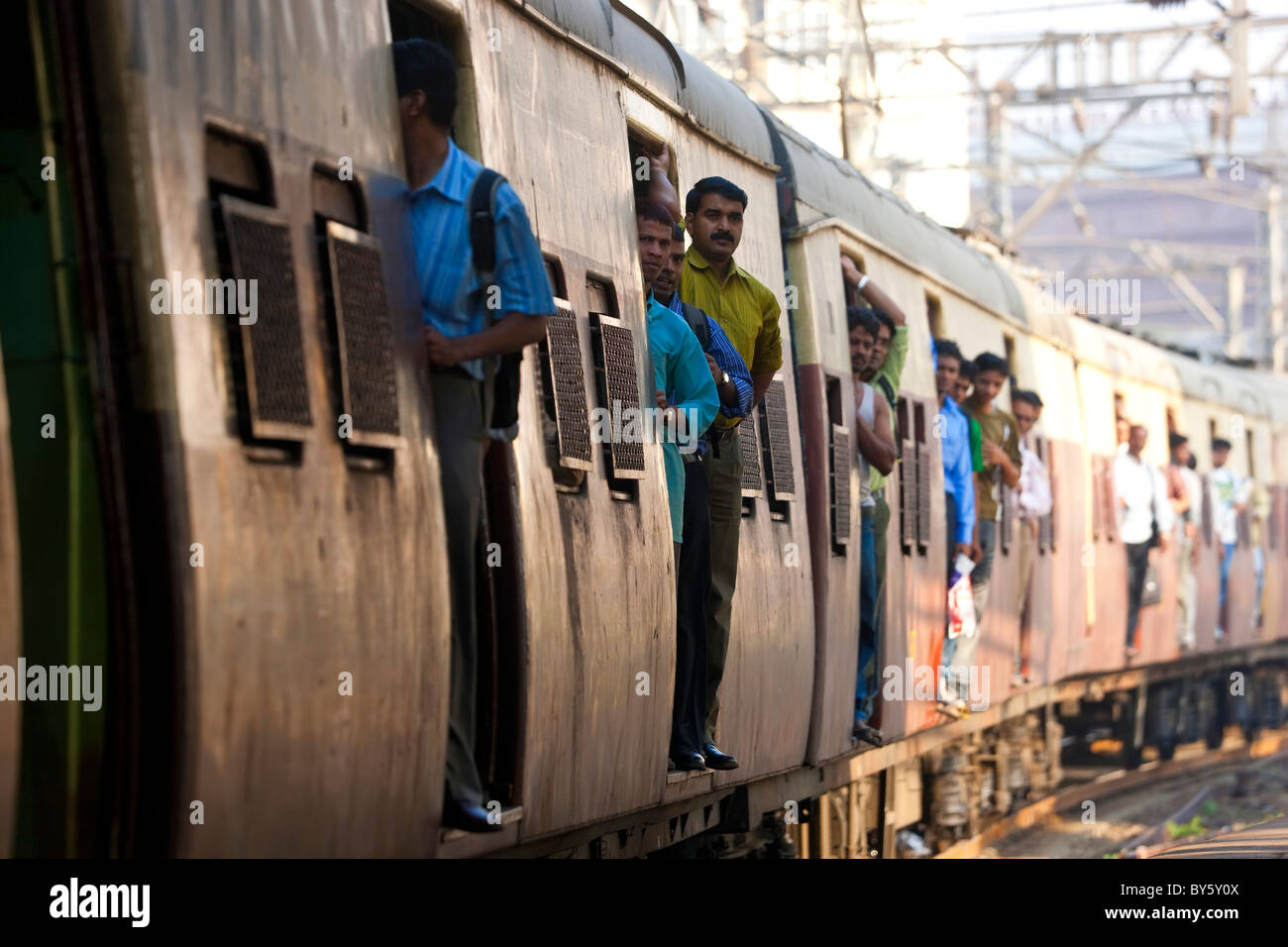 Pendolari, Victoria o CST stazione ferroviaria, Mumbai, India Foto Stock