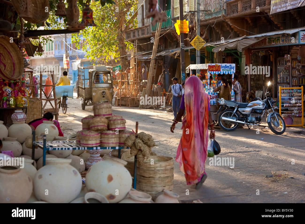 Donna che cammina attraverso il mercato, Jaisalmer, Rajasthan, India Foto Stock
