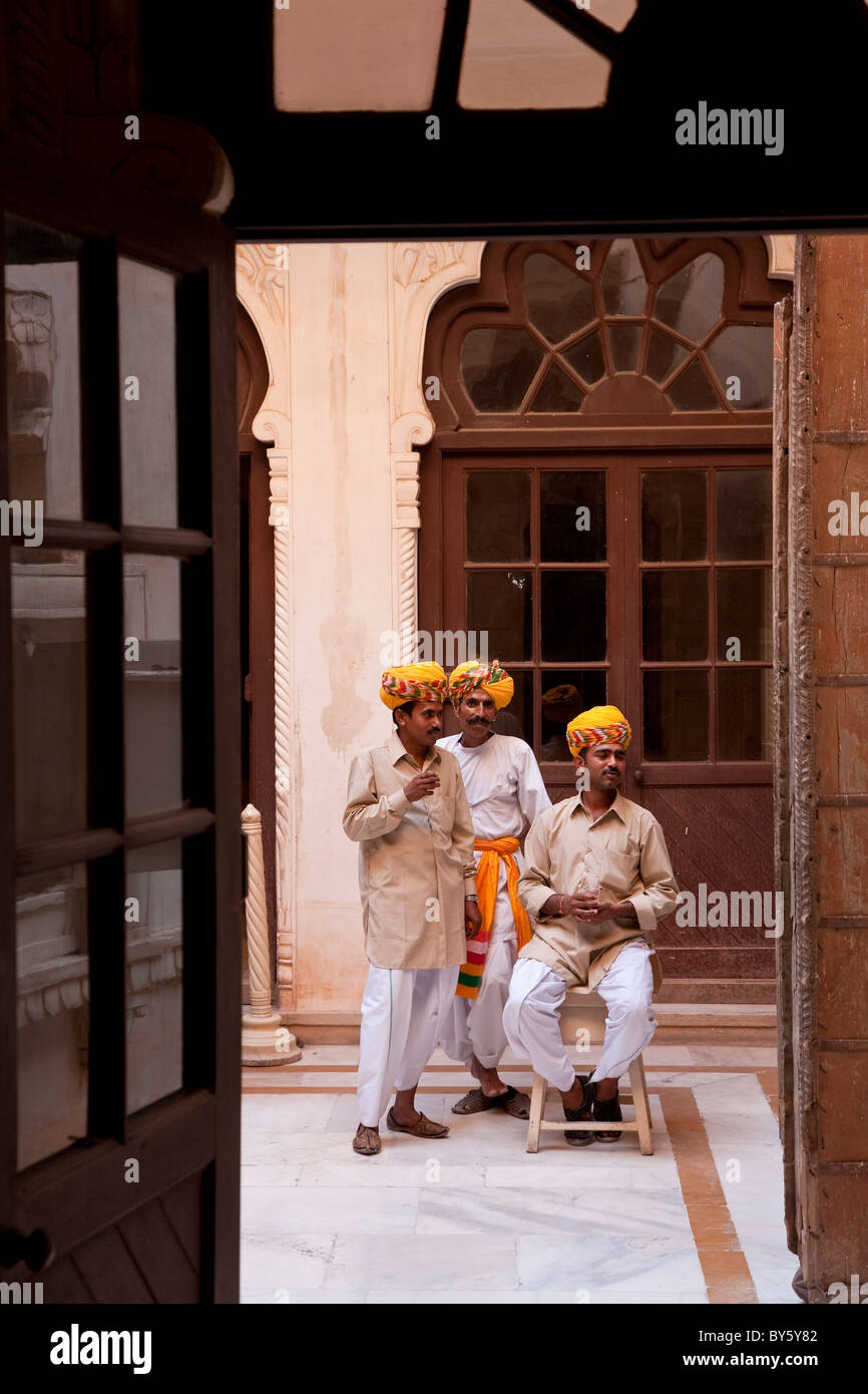 Gli assistenti di palazzo prendendo una pausa tè, Meherangarh Fort, Jodhpur, India Foto Stock
