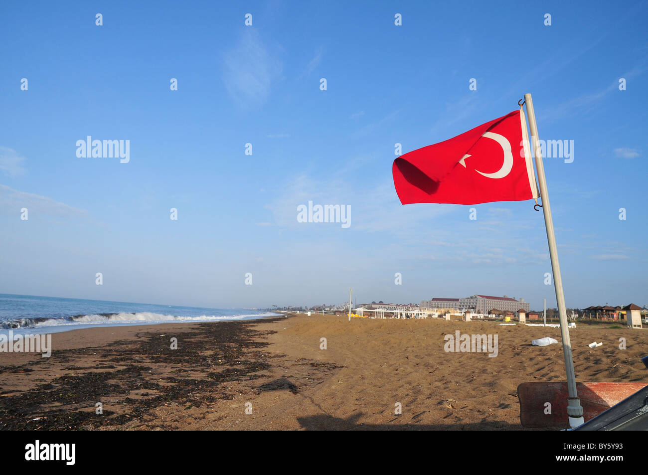 La Turchia, Antalya, bandiera Turca sulla spiaggia Foto Stock