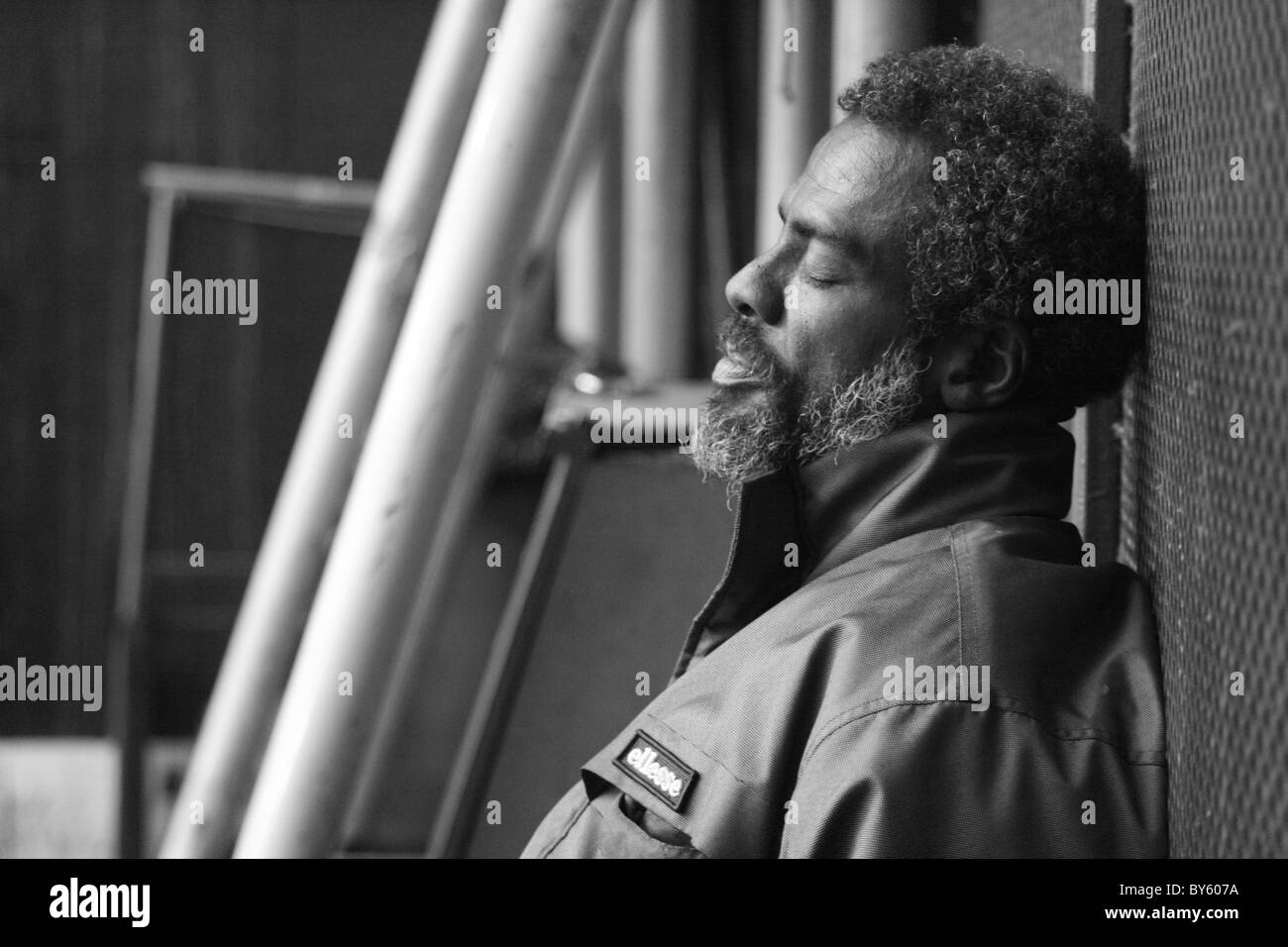 Una immagine in bianco e nero di un uomo senza tetto a Londra Foto Stock