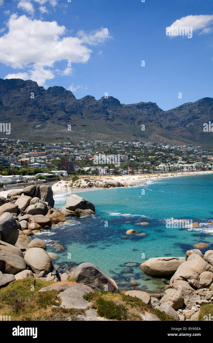 La spiaggia di Camps Bay al di sotto dei dodici apostoli Foto Stock